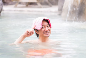 温泉でタオルを頭に乗せるのはなぜ 意外な理由にびっくり はてなスッキリ