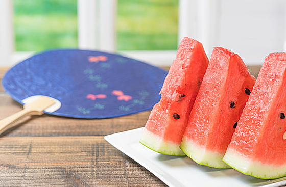 スイカの正しい食べ方は フルーツのテーブルマナーを紹介 はてなスッキリ